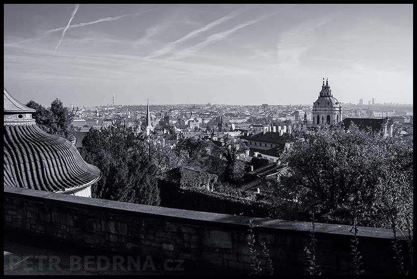 Hartigovská zahrada, Pražský hrad, Zahrada Na Valech, Kostel sv. Mikuláše, Praha