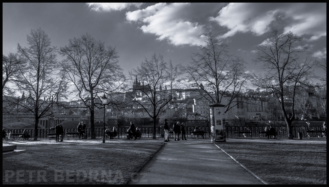 Hradčany - Pražský hrad, Alšovo nábřeží, Praha, obloha, oblaka, obzor, stromy, park, Česko