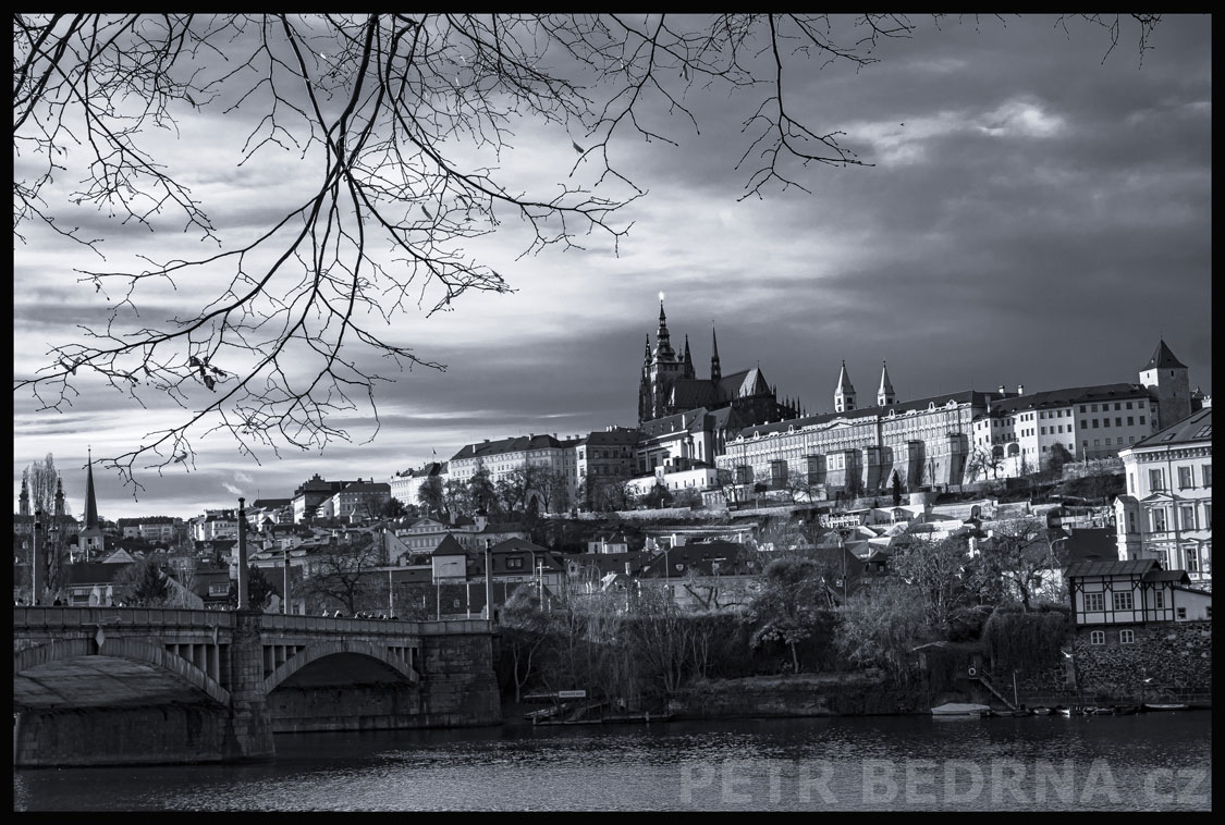 Hradčany - Pražský hrad, Mánesův most, Vltava, Praha, pohled z Dvořákova nábřeží, historické budovy, obloha, Česko