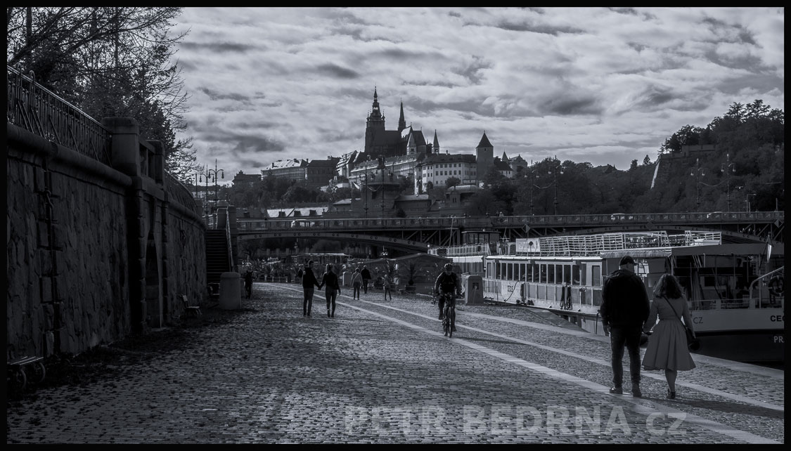 Hradčany, Pražský hrad, Přístaviště Na Františku, Vltava, Praha, street foto, horizont, obloha, postavy, Česko