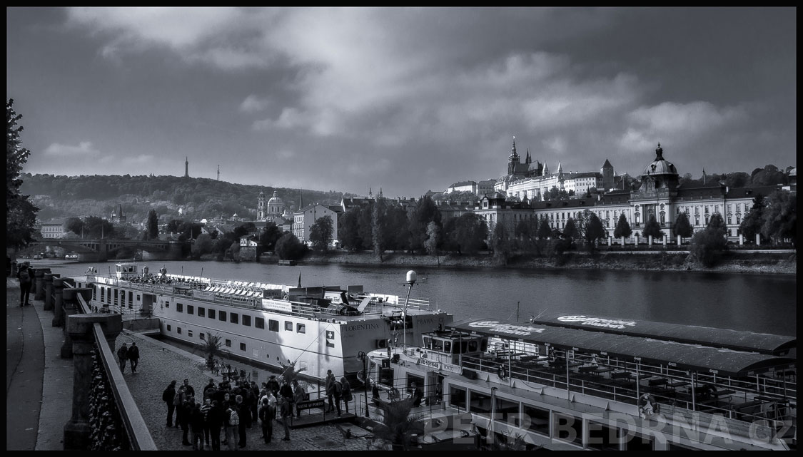 Hradčany, Pražský hrad, přístaviště, Vltava, parníky, Praha, Petřín, obzor, obloha, Česko