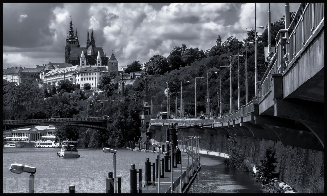 Hradčany, Pražský hrad, Vltava - přístaviště, Nábřeží E. Beneše, Praha, obloha, mraky, Česko