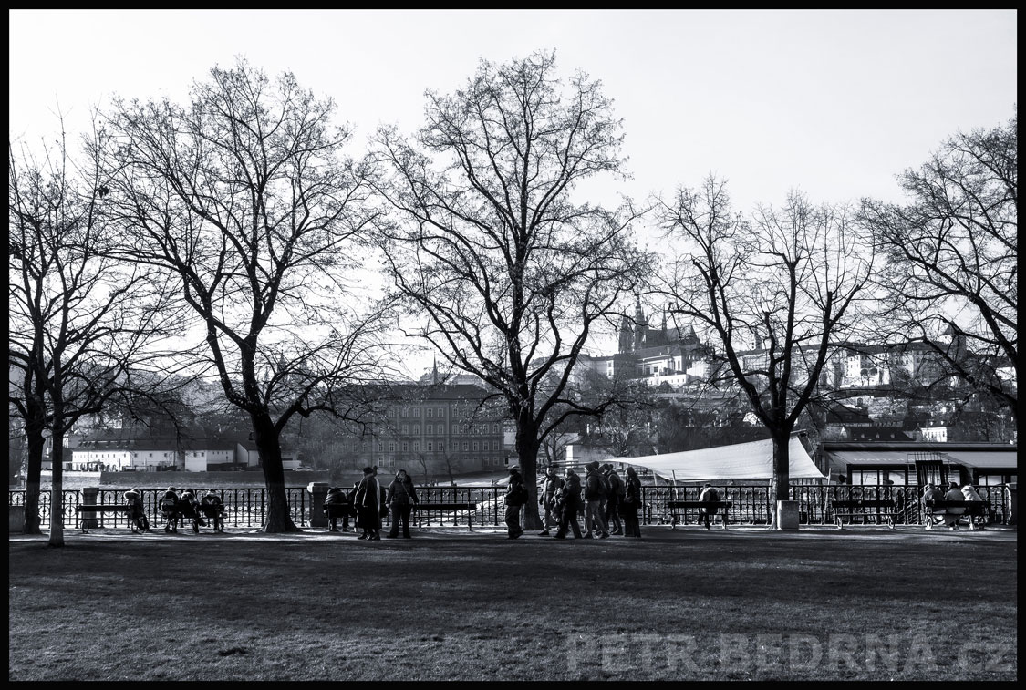 Hradčany z Alšova nábřeží, Praha, Pražský hrad, obloha, street foto, Vltava, Česko