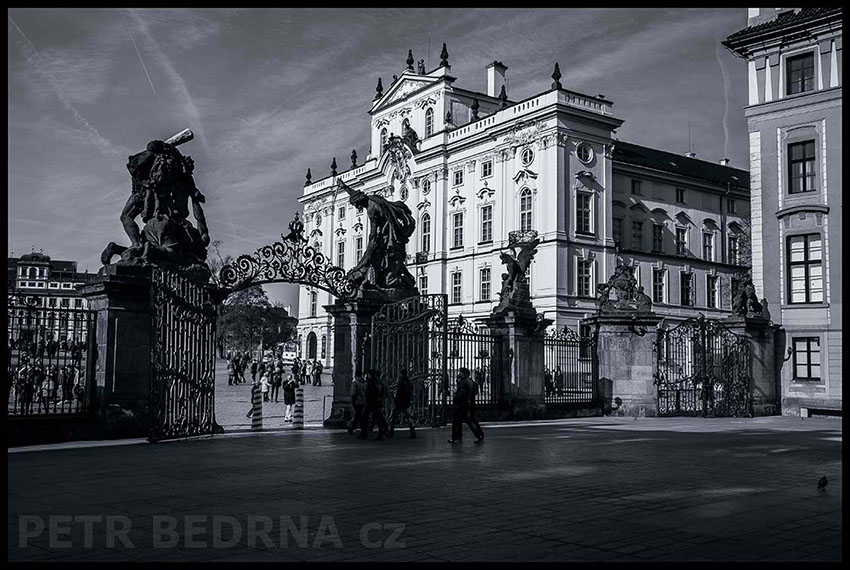 Matyášova brána, Pražský hrad, první nádvoří, Praha