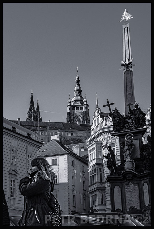 Morový sloup, Malostranské náměstí, dívky odcházejí, Praha, Pražský hrad, historické budovy, street foto, Česko