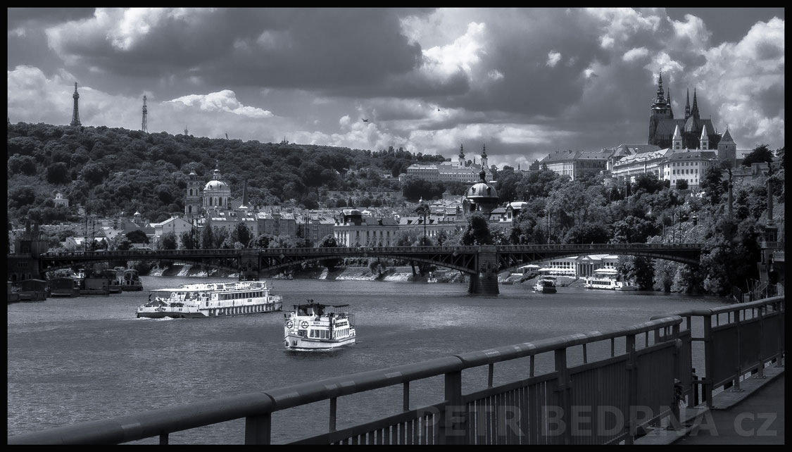 Pražský hrad, Čechův most, Malá Strana, Praha, Nábřeží E. Beneše, Vltava, obloha, mraky, Česko