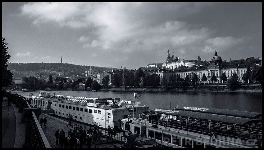 Pražský hrad, Dvořákovo nábřeži, Petřín, přístaviště, Vltava, Praha