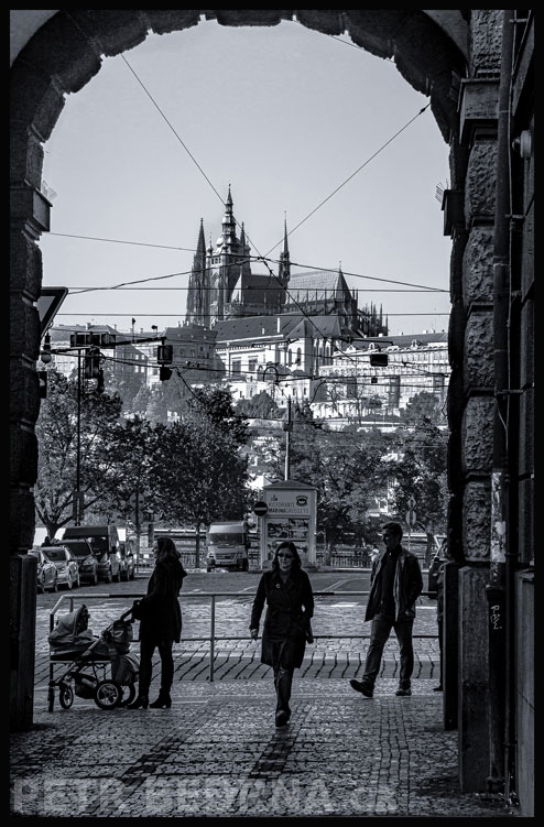 Pražský hrad, náměstí Jana Palacha, Praha - Hradčany, historické budovy, street foto, postavy, ulice, Česko