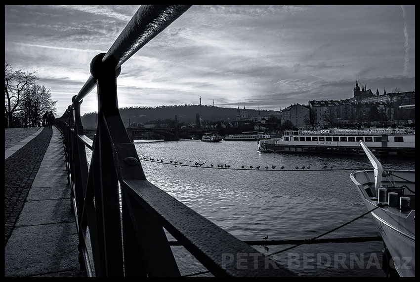 Pražský hrad, Vltava, Mánesův most, Dvořákovo nábřeží, parníky, Praha