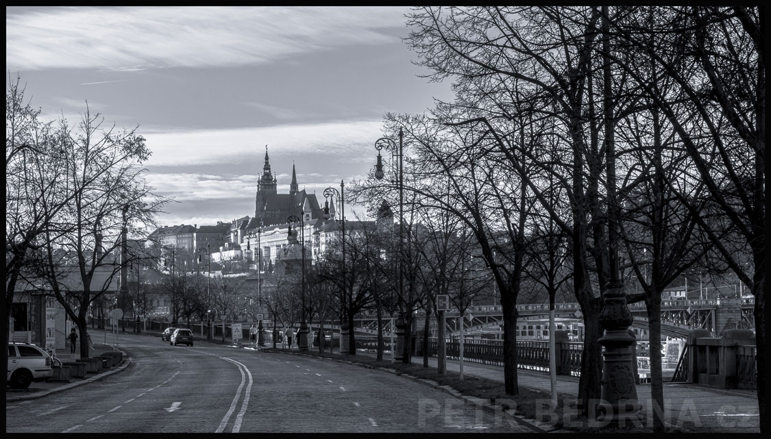 Pražský hrad z Dvořákova nábřeží, Josefov, Hradčany, Praha, street foto, stromy, obloha, Česko