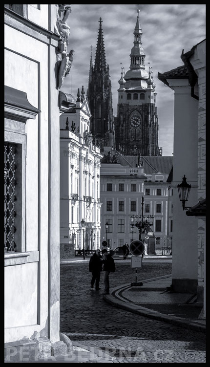 Pražský hrad z Loretánská ulice, Praha - Hradčany, street foto, historické budovy, Česko