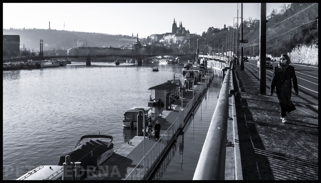 Pražský hrad z nábřeží E. Beneše, Praha, Vltava, street foto, postavy, Česko