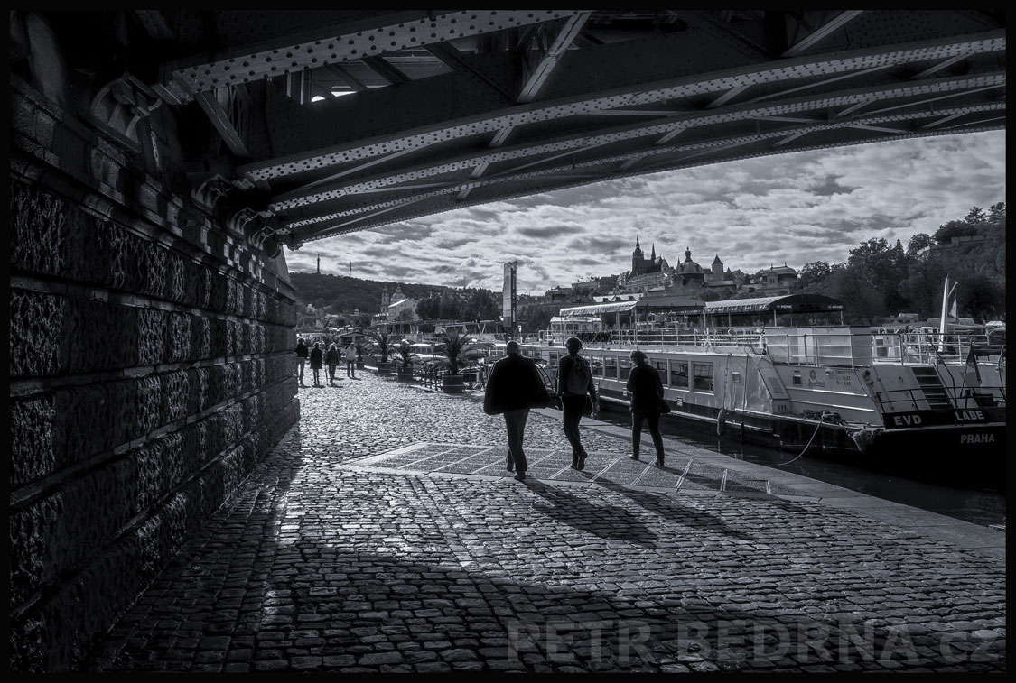 Tři postavy pod Čechovým mostem, Hradčany, Pražský hrad, Vltava, Praha, street foto, postavy, oblaka, Česko