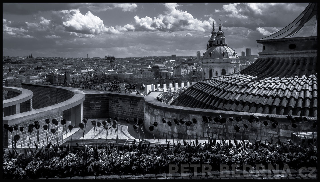 Hartigovská zahrada, zahrada Na valech, Praha, Pražský hrad, Malostranský chrám sv. Mikuláše, mraky, horizont, Česko