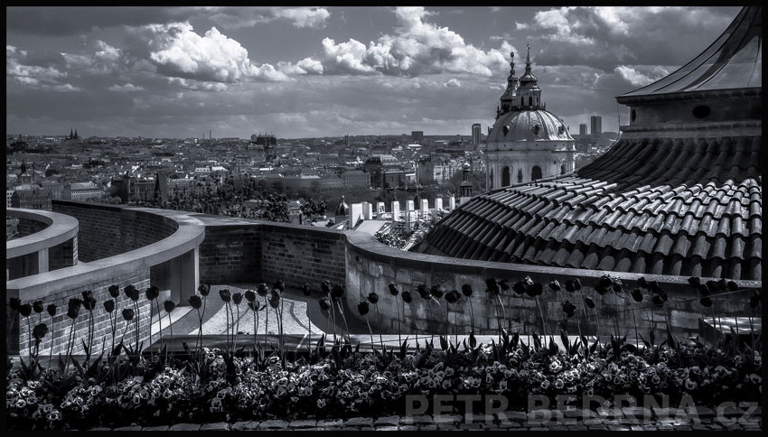 Hartigovská zahrada, zahrada Na valech, Praha, Pražský hrad, Malostranský chrám sv. Mikuláše, mraky, horizont, Česko