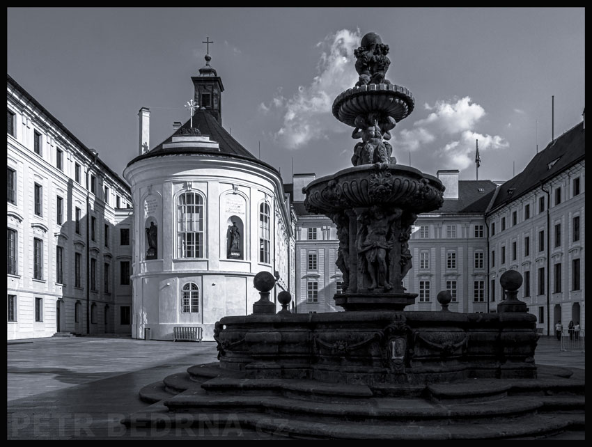 Kaple sv. Kříže, Kohlova kašna, Praha, Pražský hrad - II. nádvoří, pozdní baroko, historické budovy, Česko