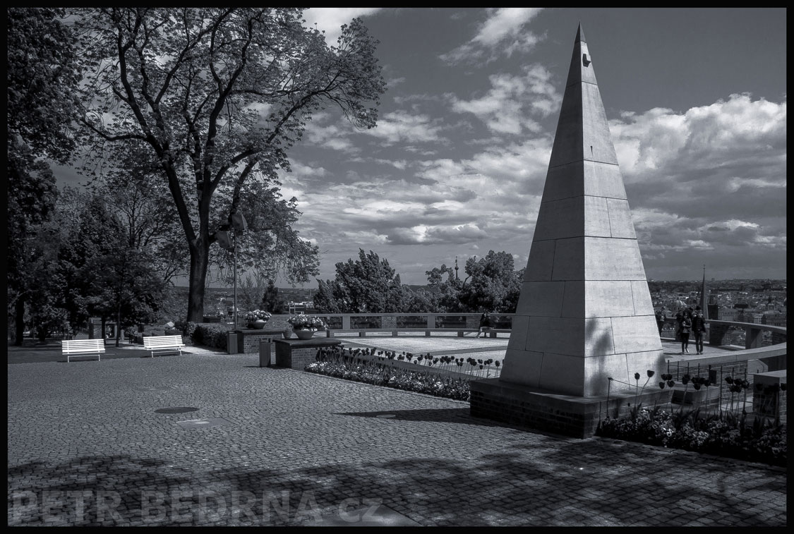 Kleine obelisk, zahrada Na valech, Praha, Pražský hrad, Plečnikova vyhlídka, socha, oblaka, Česko