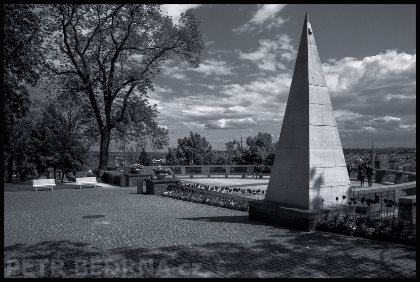 Kleine obelisk, zahrada Na valech, Praha, Pražský hrad, Plečnikova vyhlídka, socha, oblaka, Česko