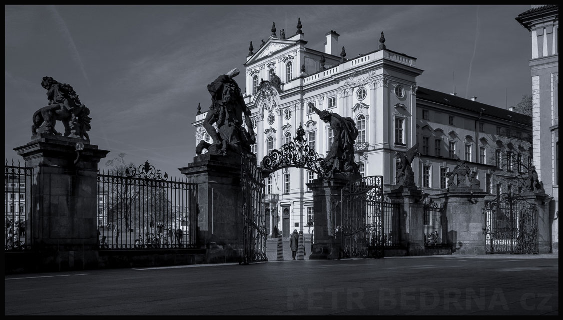 Matyášova brána, sousoší Souboj Titánů, Praha, Pražský hrad, první, tzv. čestné nádvoří, street foto, Česko