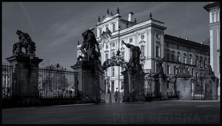 Matyášova brána, sousoší Souboj Titánů, Praha, Pražský hrad, první, tzv. čestné nádvoří, street foto, Česko