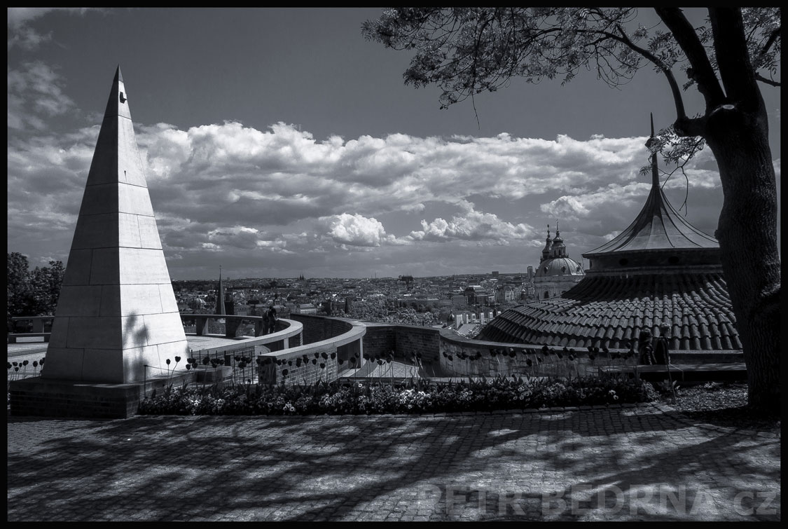 Obelisk, zahrada Na Valech, Hartigovská zahrada, Praha, Pražský hrad, Plečnikova vyhlídka, pyramida, mraky, Česko