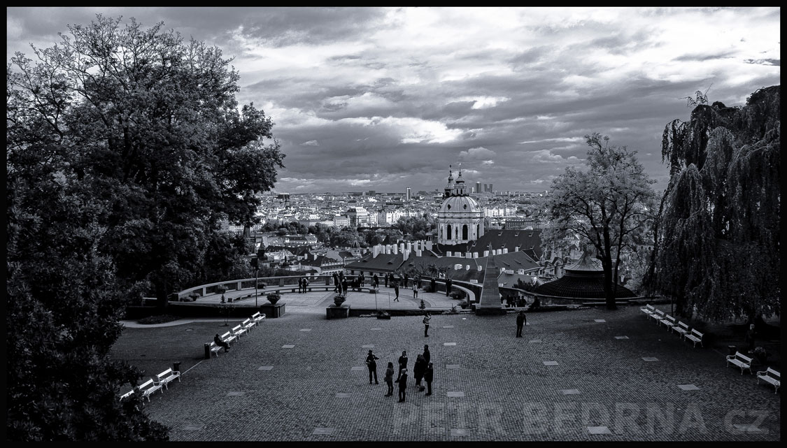 Plečnikova vyhlídka, Malostranský chrám sv. Mikuláše, Praha, Pražský hrad, pohled z Býčího schodiště, kostel, Česko