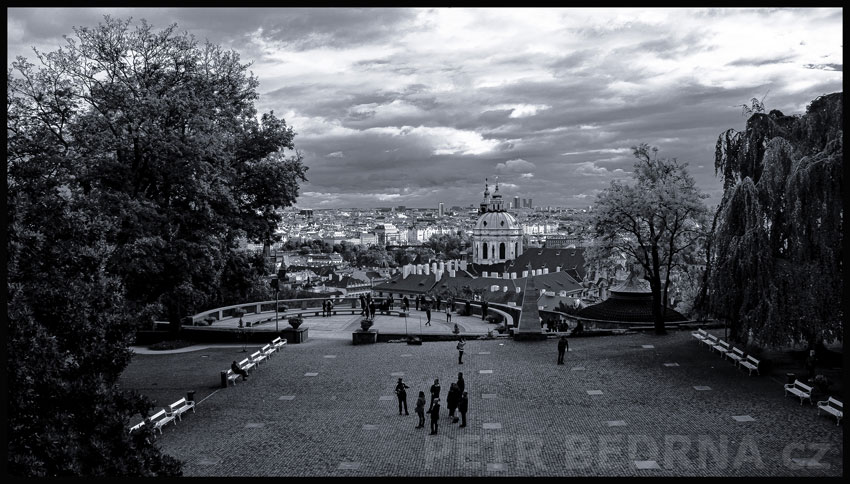 Plečnikova vyhlídka, Malostranský chrám sv. Mikuláše, Praha, Pražský hrad, pohled z Býčího schodiště, kostel, Česko
