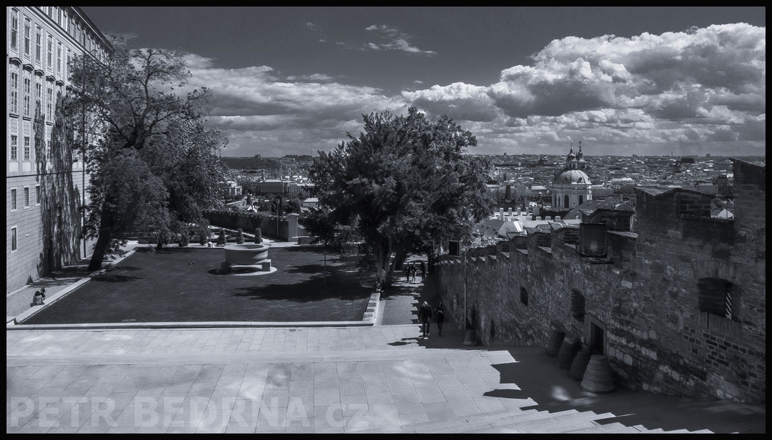 Rajská zahrada, kašna, chrám sv. Mikuláše, Praha, Pražský hrad, mraky, horizont, kostel, turisté, Česko