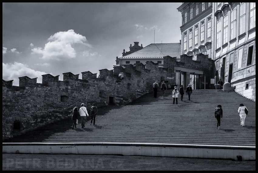 Rajská zahrada, vstupní schodiště, Praha, Pražský hrad, street foto, postavy, oblaka, Česko