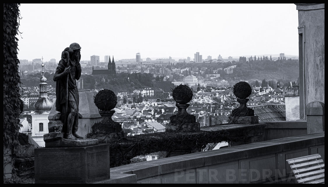 Socha Dobrého pastýře - Josef Kalvoda, Praha, Pražský hrad, Rajská zahrada, výhled na Vyšehrad, město, Česko