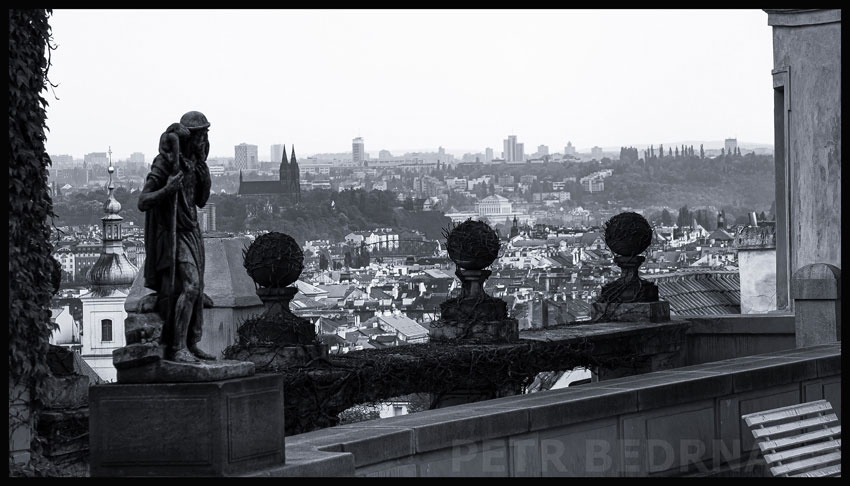 Socha Dobrého pastýře - Josef Kalvoda, Praha, Pražský hrad, Rajská zahrada, výhled na Vyšehrad, město, Česko