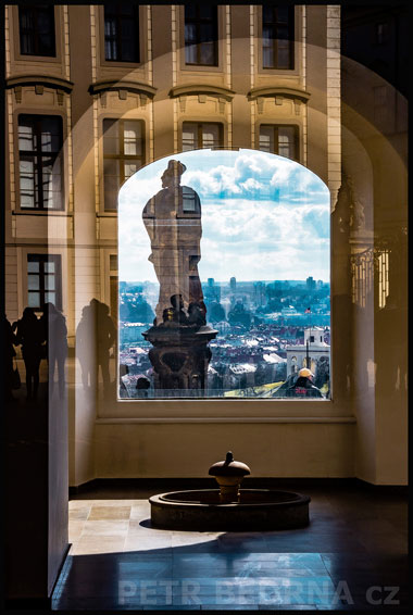 Socha sv. Filipa, odraz prvního nádvoří, Praha, Pražský hrad, street foto, historické budovy, Česko