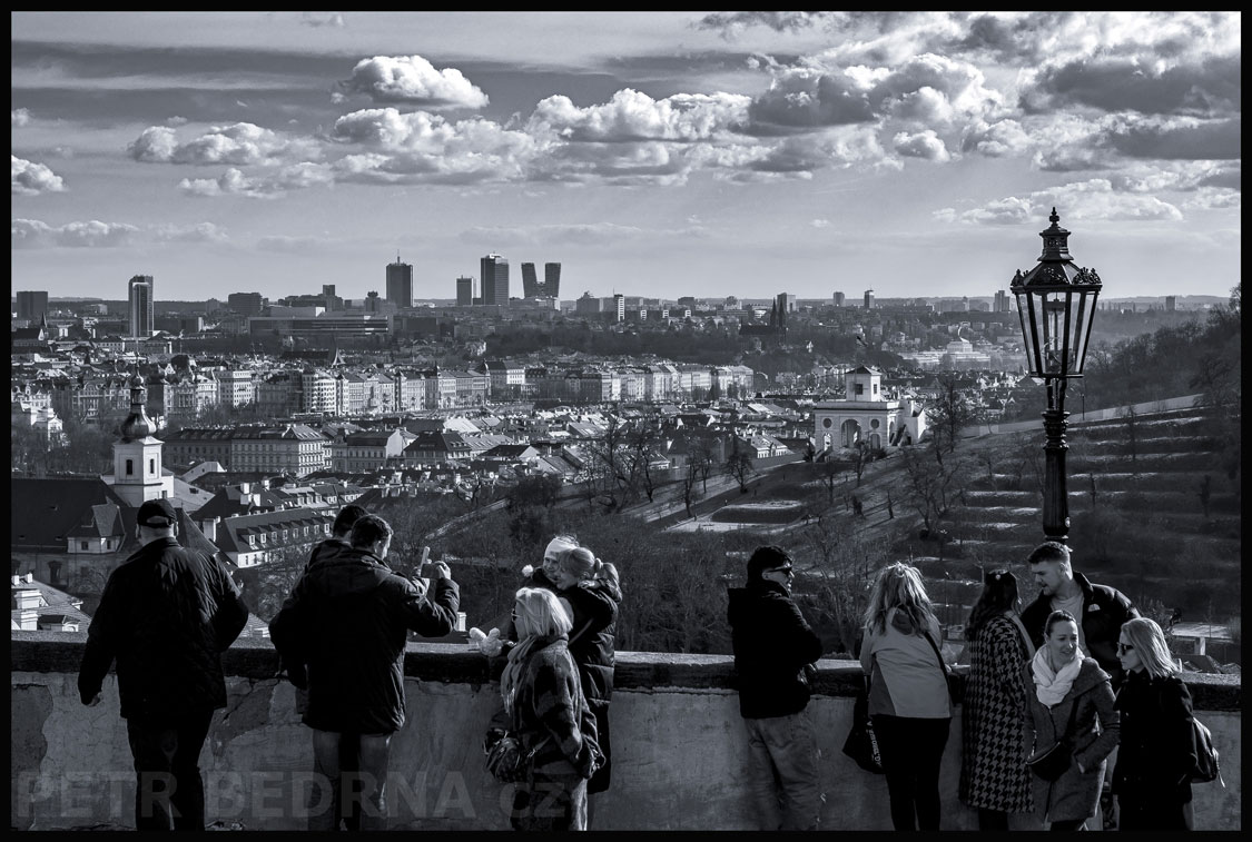 Vyhlídka Hradčanské náměstí., Gloriette pavilion, Pankrác, Praha, Pražský hrad, street foto, mraky, obzor, turisté, Česko