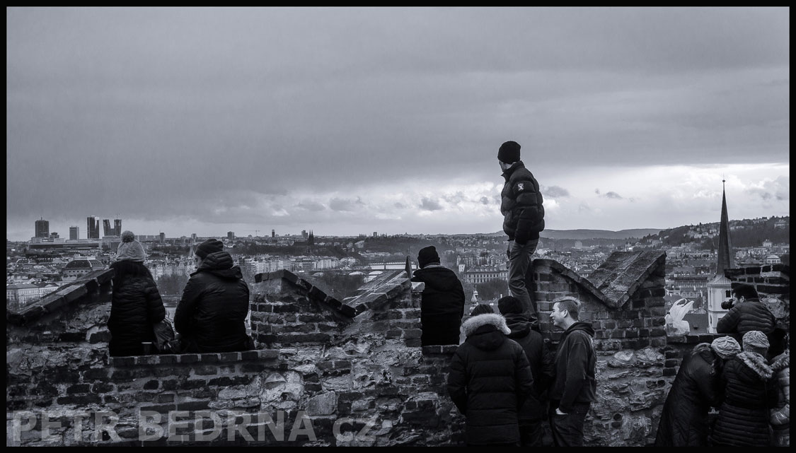 Vyhlídka Na Opyši u Pražského hradu, Praha, Pražský hrad, street foto, obloha, obzor, turisté, Česko
