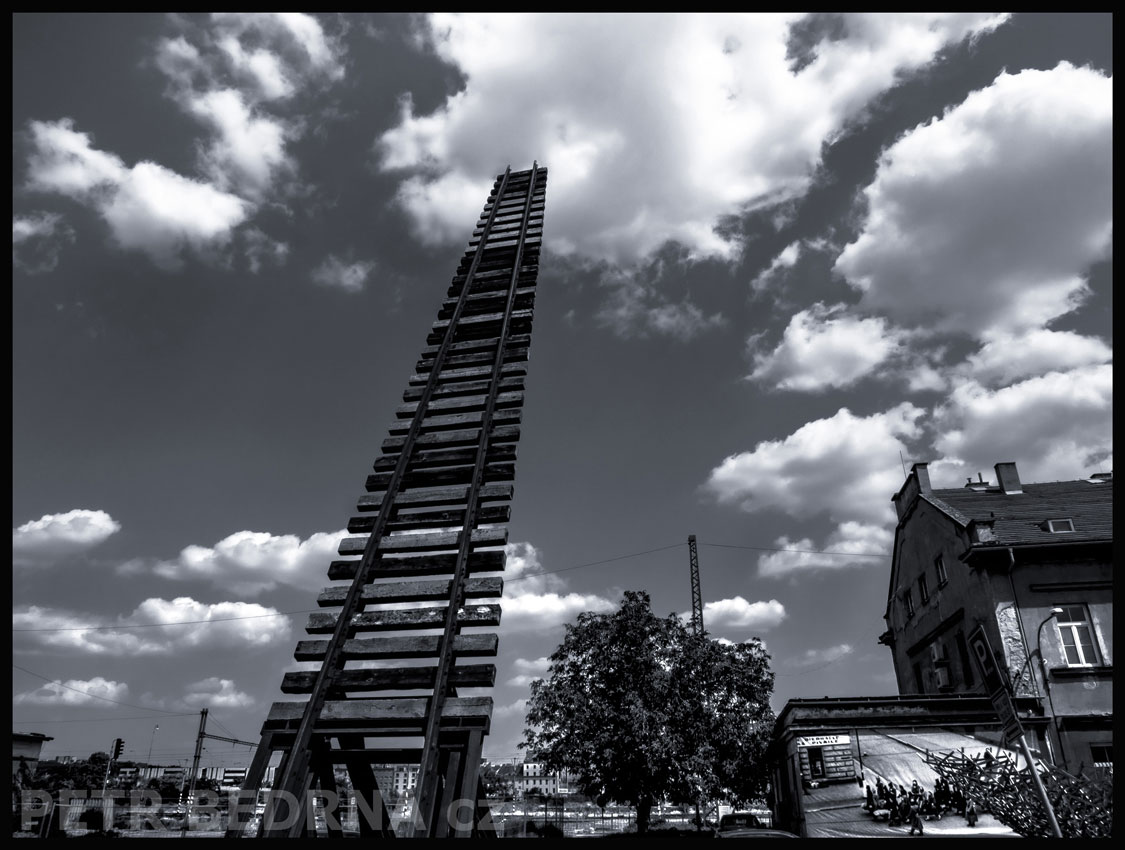 Brána nenávratna - Aleš Veselý, Památník ticha, Nádraží Bubny, Praha, strom, mraky, obloha, socha, Česko