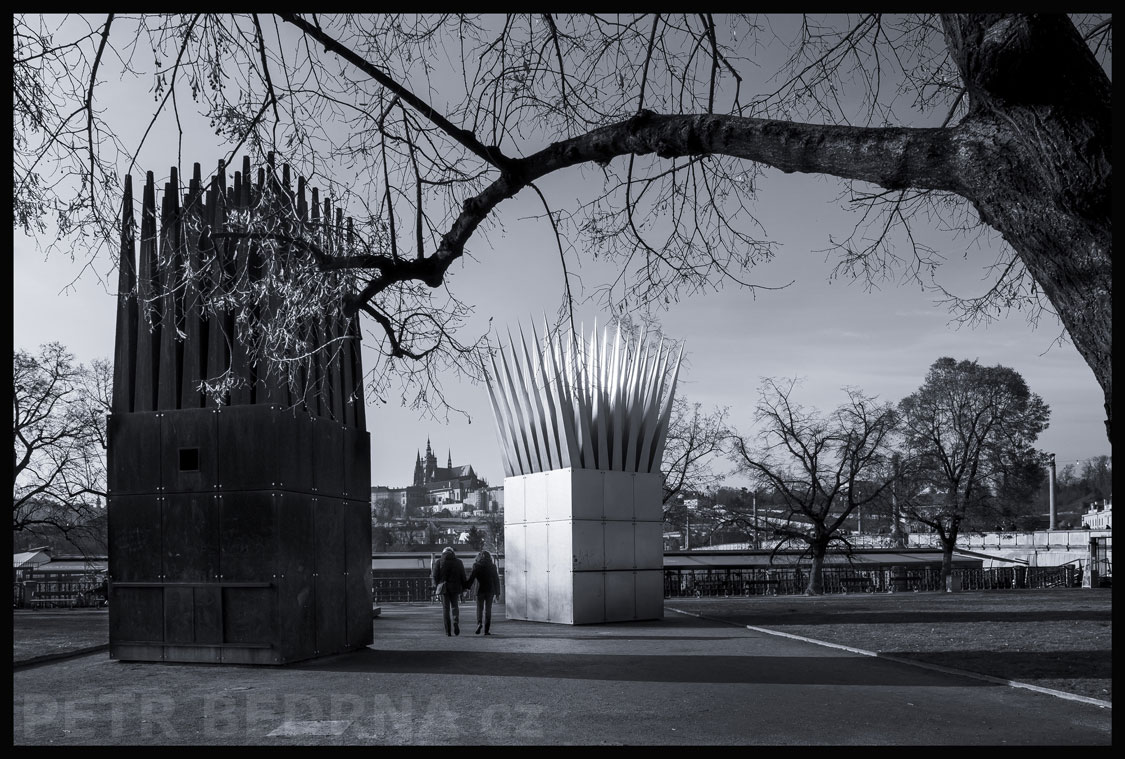 Dům sebevraha a Dům matky sebevraha, Alšovo nábřeží, Praha, John Hejduk, sousoší, street foto, Česko