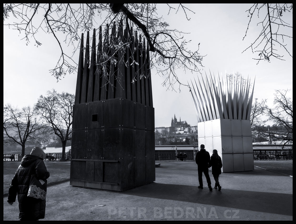 Dům sebevraha a Dům matky sebevraha, Alšovo nábřeží, Praha, John Hejduk, sochy, street foto, Česko