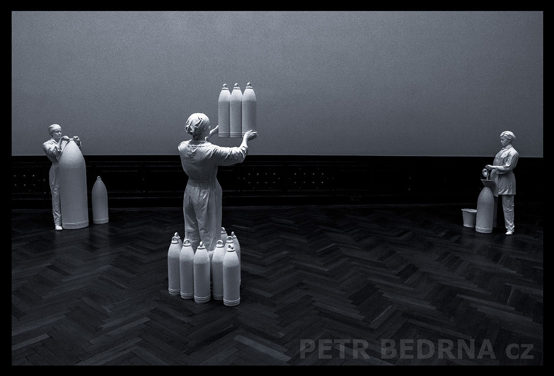 Girls of Chilwell - Melik Ohanian, Galerie Rudolfinum, Praha, Výstava A COOL BREEZE, sochy, Česko