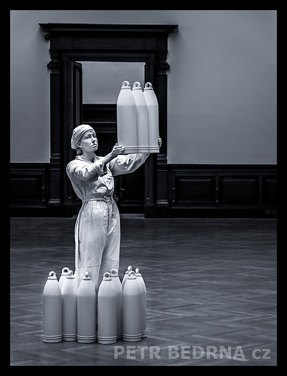 Girls of Chilwell - Melik Ohanian, Galerie Rudolfinum, Praha, Výstava A COOL BREEZE, Česko