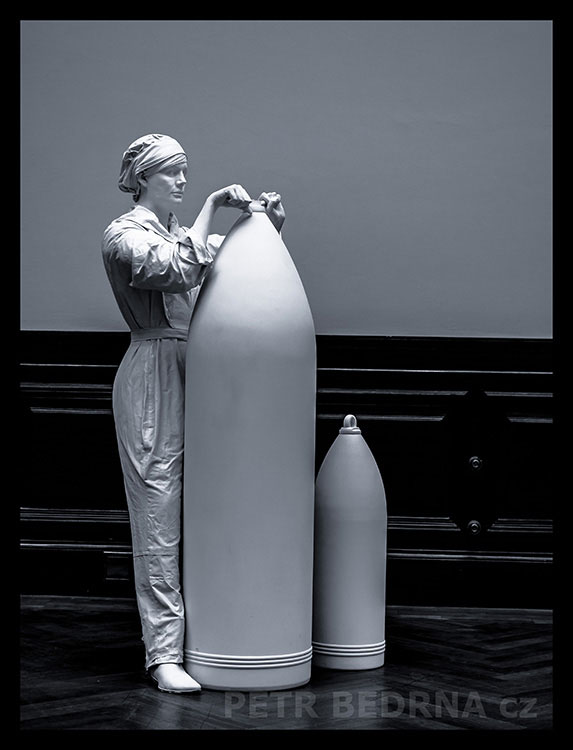 Girls of Chilwell - Melik Ohanian, Galerie Rudolfinum, Praha, Výstava A COOL BREEZE, Česko