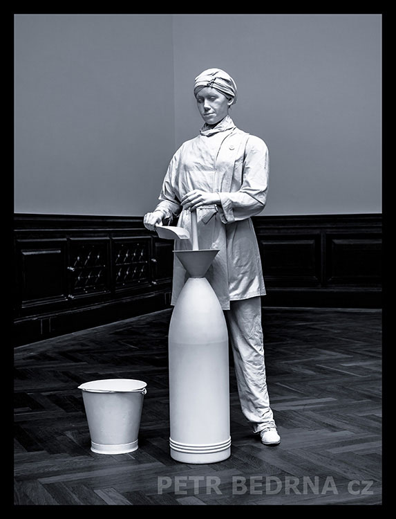 Girls of Chilwell - Melik Ohanian 4., Galerie Rudolfinum, Praha, Výstava A COOL BREEZE, Česko