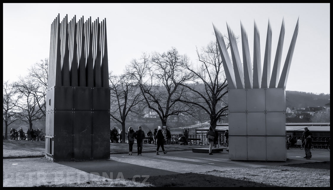 John Hejduk, pocta Janu Palachovi, Praha, street foto, stromy, sochy, obzor, turisté, Česko
