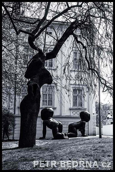 Miminka - David Černý (2), Kampa, Sovovy mlýny, Praha