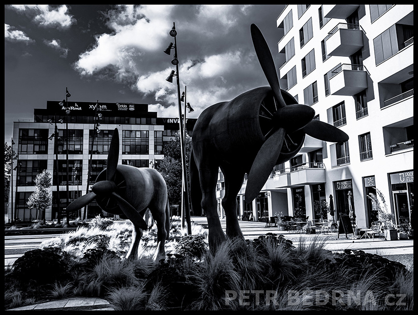 Pegasové - David Černý (1), Walterovo náměstí, Praha 5