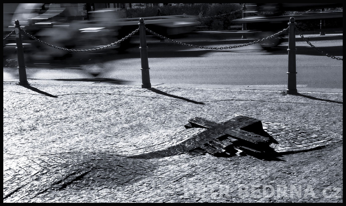 Pomník Jana Palacha a Jana Zajíce, rušná doprava, Václavské náměstí, Praha, street foto, Česko