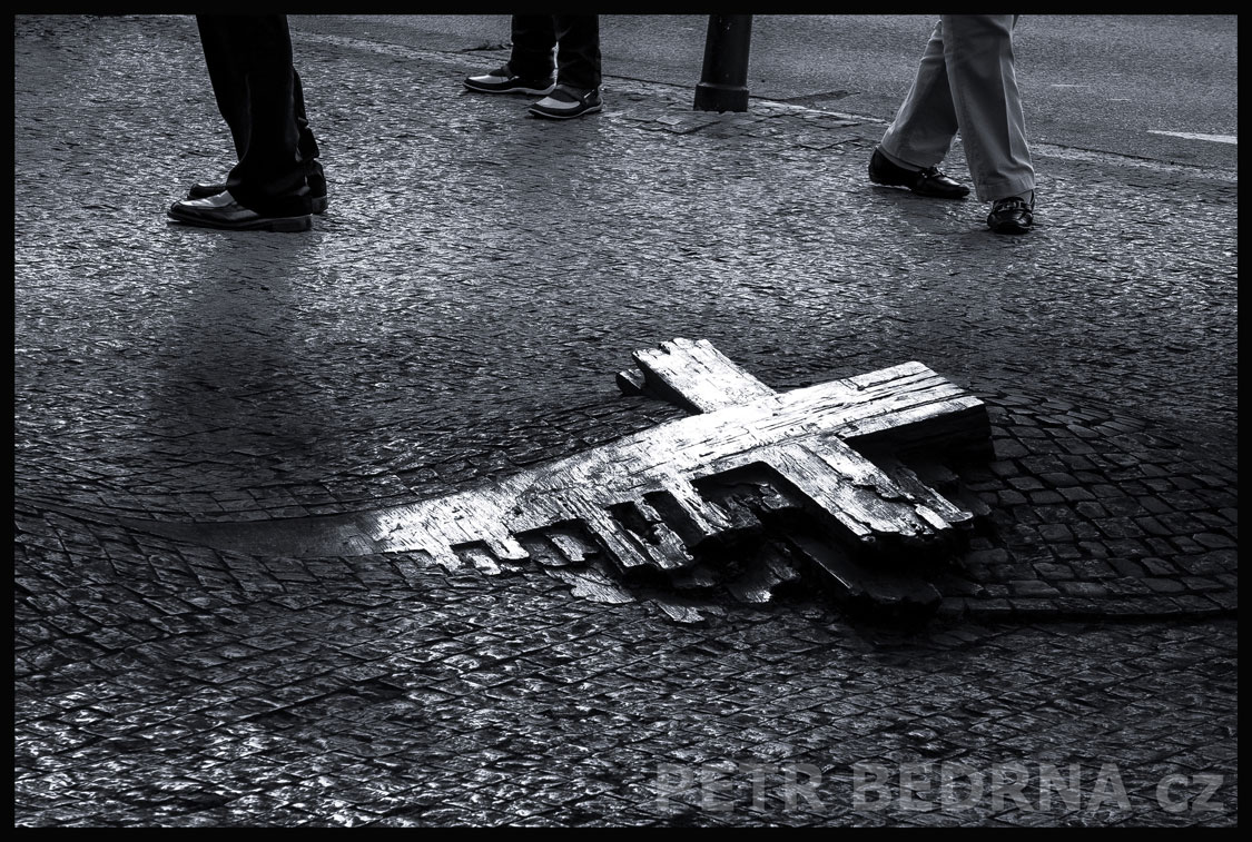 Pomník Jana Palacha a Jana Zajíce, tři okolo, Václavské náměstí, Praha, street foto, turisté, Česko