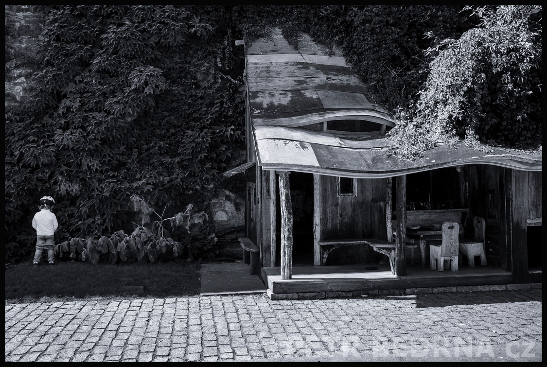 Přístěnek a malý chlapeček, Anežský klášter, Praha, výtvarník František Skála, turisté, Česko