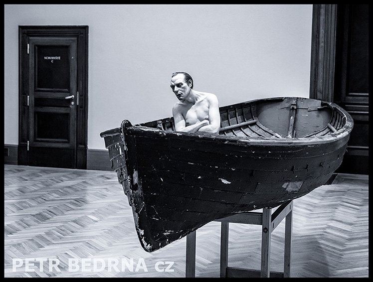 Ron Mueck - Muž ve člunu, 2002, Galerie Rudolfinum, 2019, Výstava A COOL BREEZE