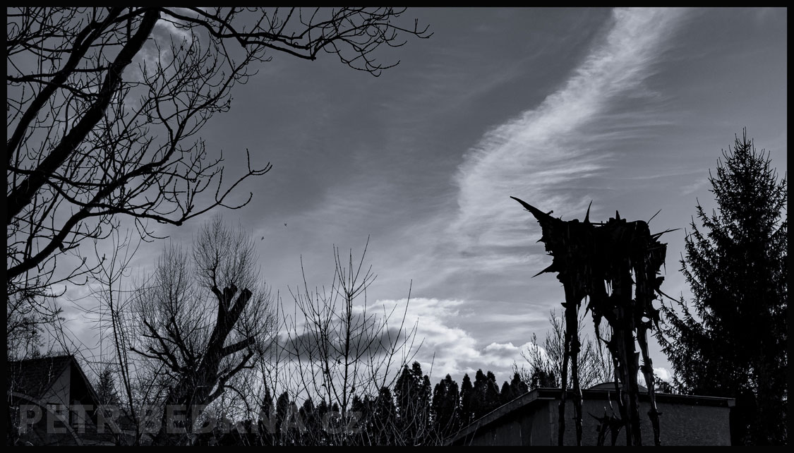 Socha Kaddish - Aleš Veselý, Středokluky, socha, obloha, stromy, Česko