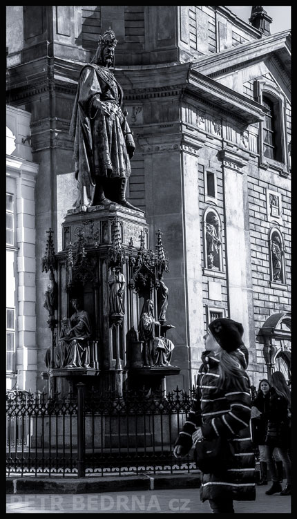 Socha Karla IV - Daniel Burgschmiet, Křižovnické nám., Praha, street foto, turisté, Česko